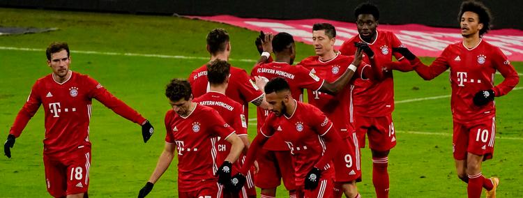 Fælles jubel efter de røde Bayern-spilleres fjerde scoring.  Foto: Gunter Schiffmann/Ritzau Scanpix