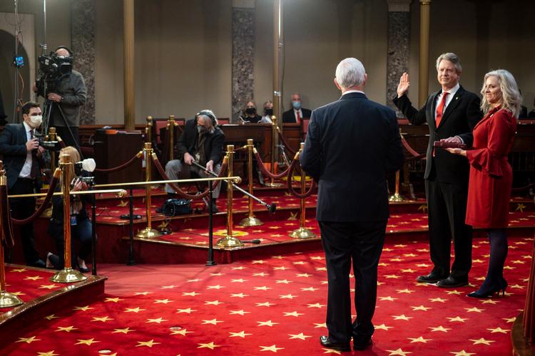     WASHINGTON, DC - JANUARY 3: Vice President Mike Pence administers the Senate oath of office to Roger Marshall (R-KS) as his wife, Laina, holds the bible during a mock swearing-in ceremony in the Old Senate Chamber on Capitol Hill January 3, 2021 in Washington, DC. Both chambers are holding rare Sunday sessions to open the new Congress on January 3 as the Constitution requires. Pete Marovich-Pool/Getty Images/AFP == FOR NEWSPAPERS, INTERNET, TELCOS &amp; TELEVISION USE ONLY ==   Foto: Pool/Ritzau Scanpix