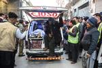 Medlemmer af det shiitiske Hazara-folk sidder bag i rustvognen ved siden af liget af et familiemedlem, der var blandt de 11 dræbte minearbejdere i det vestlige Pakistan. Foto: Banaras Khan/Ritzau Scanpix