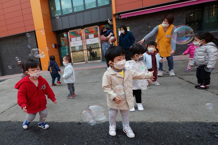 For første gang nogensinde blev der i 2020 i Sydkorea født færre børn, end der døde. Foto: Ahn Young-joon/Ritzau Scanpix