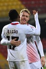I sit comeback for AC Milan kunne Simon Kjær søndag aften notere endnu en sejr, denne gang ude over Benevento. Her gratulerer danskeren Rafael Leao med en scoring i opgøret.  Foto: Andreas Solaro/Ritzau Scanpix