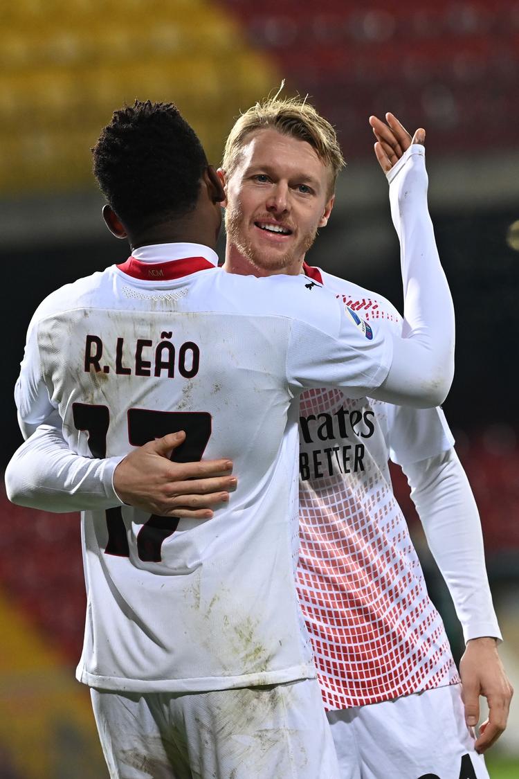 I sit comeback for AC Milan kunne Simon Kjær søndag aften notere endnu en sejr, denne gang ude over Benevento. Her gratulerer danskeren Rafael Leao med en scoring i opgøret.  Foto: Andreas Solaro/Ritzau Scanpix