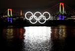 De olympiske ringe lyste i 2020 forgæves i Tokyo for byens lege, og hvis der ikke kommer styr på en ny opblussen af coronapandemien i den japanske hovedstad, kan det true de udskudte lege i den kommende sommer.   Foto: Issei Kato/Ritzau Scanpix