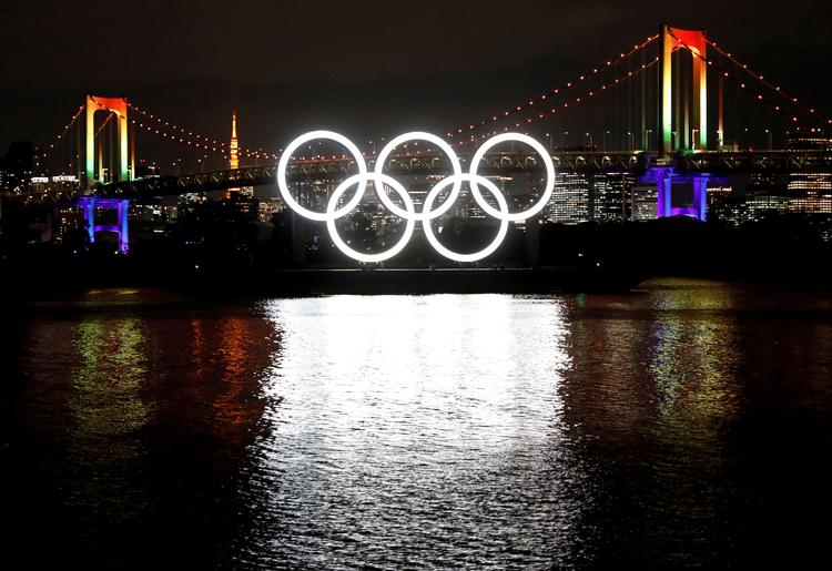 De olympiske ringe lyste i 2020 forgæves i Tokyo for byens lege, og hvis der ikke kommer styr på en ny opblussen af coronapandemien i den japanske hovedstad, kan det true de udskudte lege i den kommende sommer.   Foto: Issei Kato/Ritzau Scanpix