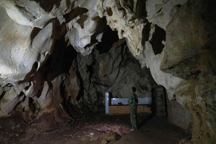I den forladte Wanling-hule nær landsbyen Manhaguo i den sydlige Yunnan-provins i Kina står der stadig et alter, der er blevet brugt i et buddhistisk ritual, som forskere udtrykker bekymring over, fordi sådanne huler også er hjemsted for flagermus og dermed et oplagt sted for overførsel af virus mellem dyr og mennesker. Foto: Ng Han Guan/Ritzau Scanpix