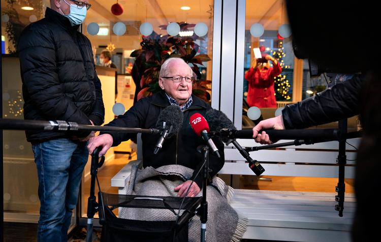 92-årige Chresten Bejsgaard på Plejehjemmet Birkebo i Aalborg var den første i Region Nordjylland til at modtage en vaccination mod covid-19 søndag 27. december. Foto: Henning Bagger/Ritzau Scanpix
