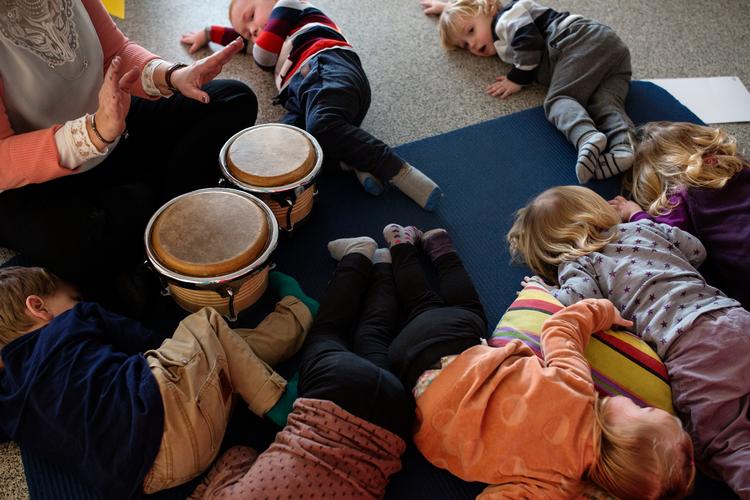 Ifølge Bupl mangler der lige nu personale i mange af landets daginstitutioner som følge af covid-19. Det går ud over både det personale, der er tilbage og børnene, lyder bekymringen.  Foto: Melissa Kühn Hjerrild/POLFOTO
