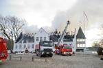 Ingen er kommet noget til, men en brand har mandag kostet tagkonstruktionen på Bjørnemose Gods’ hovedbygning. Foto: Tim K. Jensen/Ritzau Scanpix