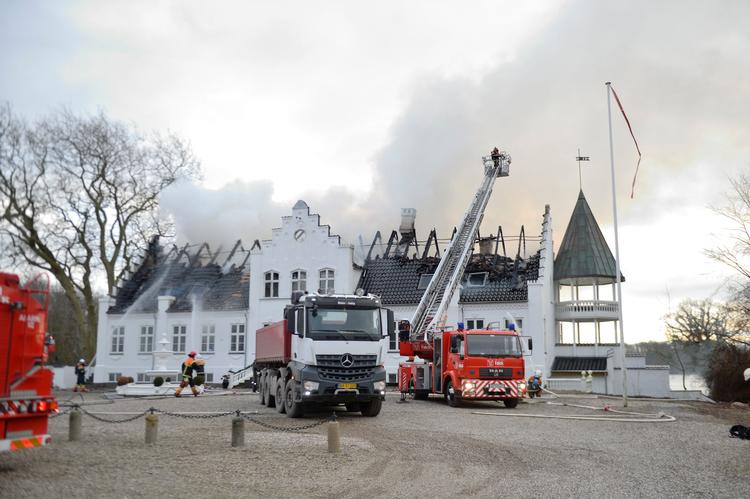 Ingen er kommet noget til, men en brand har mandag kostet tagkonstruktionen på Bjørnemose Gods’ hovedbygning. Foto: Tim K. Jensen/Ritzau Scanpix