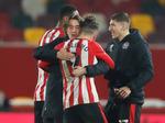 Træner Thomas Frank krammer Emiliano Marcondes efter Brentfords sejr over Newcastle i ligacuppens kvartfinale. I dag venter Tottenham. Foto: Matthew Childs/Ritzau Scanpix