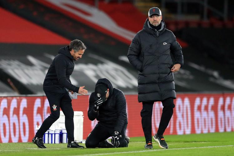  For første gang lykkedes det Ralf Hassenhüttl (knælende) at besejre Jürgen Klopp. Foto: Adam Davy/Ritzau Scanpix