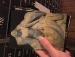 Det er en lille håndholdt fotoudstilling, som møder den besøgende i Kunsthal Aarhus' minimale københavnerfilial i en postboks på Frederiksberg. Men en udstilling, som er poetisk i sin måde at skabe forbindelser mellem dig, der besøger postboksen, og kunstneren, der med sit kamera skaber et lidt surrealistisk billedessay med centrum omkring Glyptoteket. Foto: Mira Winding