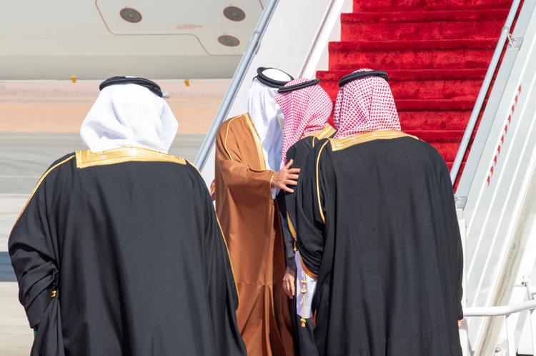 Saudi Arabiens kronprins, Mohammed Bin Salman, byder Qatars emir, Sheikh Tamim bin Hamad al-Thani , velkommen - tre et halvt år efter,at han indledte en blokade af nabolandet mod øst. Foto: Bandar Algaloud/Ritzau Scanpix