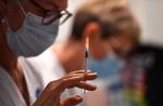     En sygeplejerske gør sprøjten med Pfizer-BioNtech klar. Men myndighederne er under hård kritik for manglende forberedelse og bureaukrati. Foto: Pascal Guyot/Ritzau Scanpix