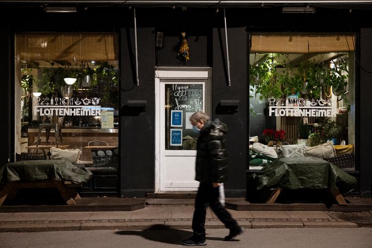  Forbruget falder, fordi det ikke er muligt at bruge penge i lukkede cafeer, restauranter og butikker. Foto: Thomas Borberg/POLFOTO