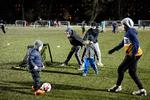 I Fælledparken på Østerbro trænede fodboldklubben BK Skjolds yngste medlemmer i går med nogle ældre børn som hjælpetrænere. For sidste gang i to uger. Mindst. Foto: Jesper Houborg/POLFOTO