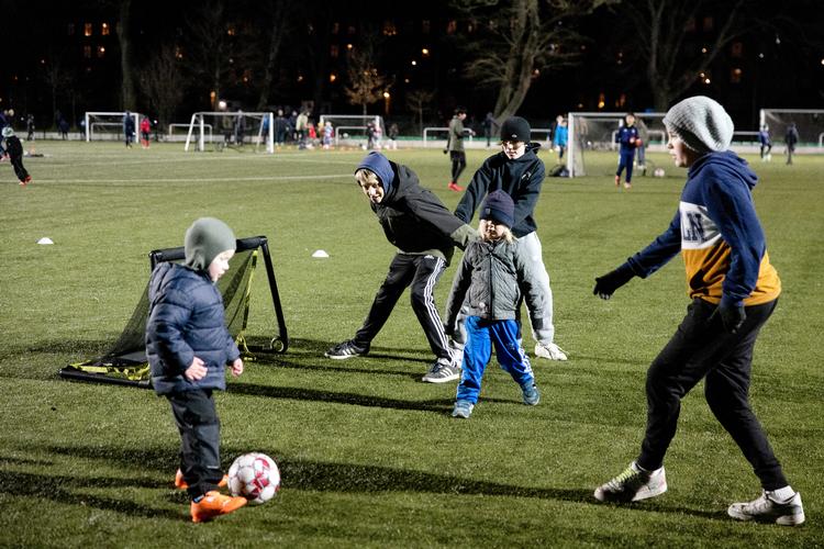 I Fælledparken på Østerbro trænede fodboldklubben BK Skjolds yngste medlemmer i går med nogle ældre børn som hjælpetrænere. For sidste gang i to uger. Mindst. Foto: Jesper Houborg/POLFOTO
