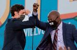 De to demokratiske kandidater, som har vundet dagens senatsvalg i Georgia, Jon Ossof til venstre og Raphael Warnock. Parret er fotograferet under et valgmøde i forgårs.  Foto: Jim Watson/Ritzau Scanpix
