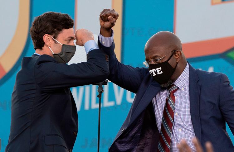 De to demokratiske kandidater, som har vundet dagens senatsvalg i Georgia, Jon Ossof til venstre og Raphael Warnock. Parret er fotograferet under et valgmøde i forgårs.  Foto: Jim Watson/Ritzau Scanpix