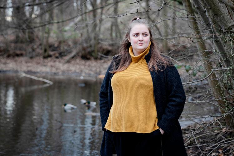 Julie Sørensen forklarer, at dagen er lang, når man er indlagt på psykiatrisk afdeling: »En sms være dagens højdepunkt«. Foto: Valdemar Ren