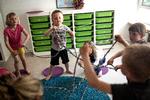 Hvis man er sendt hjem fra sit arbejde - uden at skulle arbejde hjemme - opfordrer regeringen forældre til at holde deres børn hjemme fra daginstitution.
Arkivfoto. Foto: Ivan Boll/POLFOTO