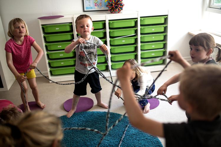 Hvis man er sendt hjem fra sit arbejde - uden at skulle arbejde hjemme - opfordrer regeringen forældre til at holde deres børn hjemme fra daginstitution.
Arkivfoto. Foto: Ivan Boll/POLFOTO