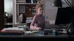Julia Garner spiller hovedrollen som nyansat assistent for en filmmogul, der udnytter unge kvinder. Hvad skal hun gøre ved det?  