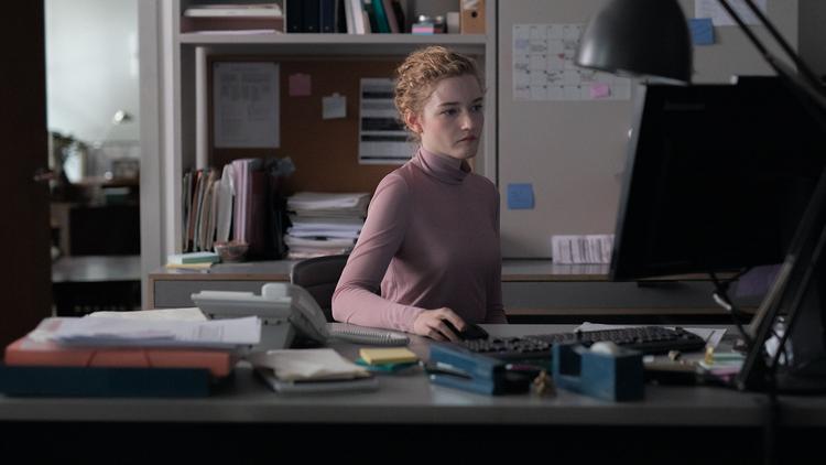 Julia Garner spiller hovedrollen som nyansat assistent for en filmmogul, der udnytter unge kvinder. Hvad skal hun gøre ved det?  