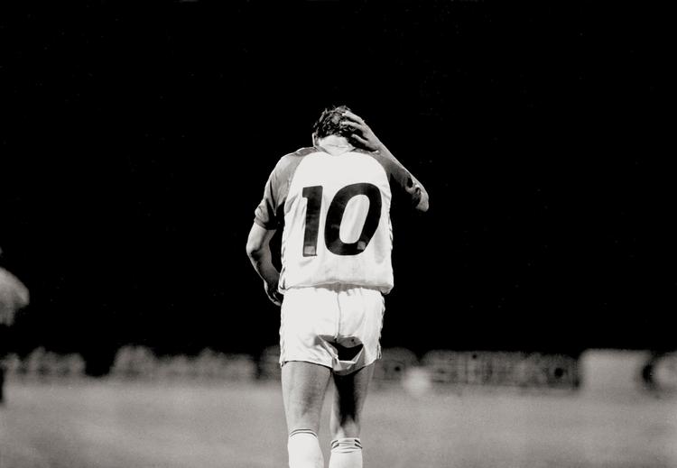 Nogen skal jo gøre det. Og det blev så Elkjær, der brændte et straffespark i EM-semifinalen mod Spanien i 1984. Lad os endelig få hans revnede bukser på et smart, moderne og prangende sportsmuseum. Foto: Morten Langkilde/POLFOTO