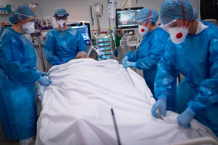 Personalet på Intensivafdelingen på Køge Sygehus kan få endnu mere travlt på grund af ny, mere smitsom variant af coronavirus. Foto: Mads Nissen/POLFOTO