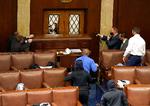 WASHINGTON, DC - JANUARY 06: U.S. Capitol police officers point their guns at a door that was vandalized in the House Chamber during a joint session of Congress on January 06, 2021 in Washington, DC. Congress held a joint session today to ratify President-elect Joe Biden's 306-232 Electoral College win over President Donald Trump. A group of Republican senators said they would reject the Electoral College votes of several states unless Congress appointed a commission to audit the election results. Drew Angerer/Getty Images/AFP == FOR NEWSPAPERS, INTERNET, TELCOS &amp; TELEVISION USE ONLY == Foto: Drew Angerer/Ritzau Scanpix