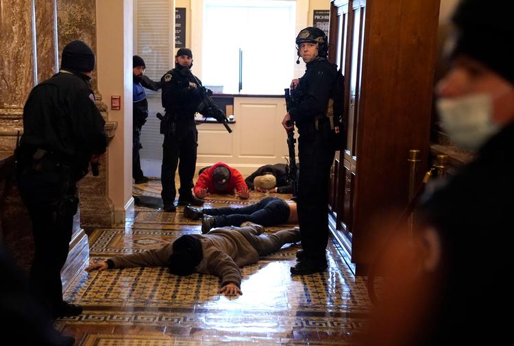 WASHINGTON, DC - JANUARY 06: U.S. Capitol Police stand detain protesters outside of the House Chamber during a joint session of Congress on January 06, 2021 in Washington, DC. Congress held a joint session today to ratify President-elect Joe Biden's 306-232 Electoral College win over President Donald Trump. A group of Republican senators said they would reject the Electoral College votes of several states unless Congress appointed a commission to audit the election results. Drew Angerer/Getty Images/AFP == FOR NEWSPAPERS, INTERNET, TELCOS &amp; TELEVISION USE ONLY == Foto: Drew Angerer/Ritzau Scanpix