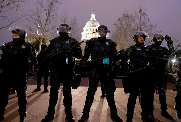WASHINGTON, DC - JANUARY 06: Police officers in riot gear line up as protesters gather on the U.S. Capitol Building on January 06, 2021 in Washington, DC. Pro-Trump protesters entered the U.S. Capitol building after mass demonstrations in the nation's capital during a joint session Congress to ratify President-elect Joe Biden's 306-232 Electoral College win over President Donald Trump. Tasos Katopodis/Getty Images/AFP == FOR NEWSPAPERS, INTERNET, TELCOS &amp; TELEVISION USE ONLY == Foto: Tasos Katopodis/Ritzau Scanpix