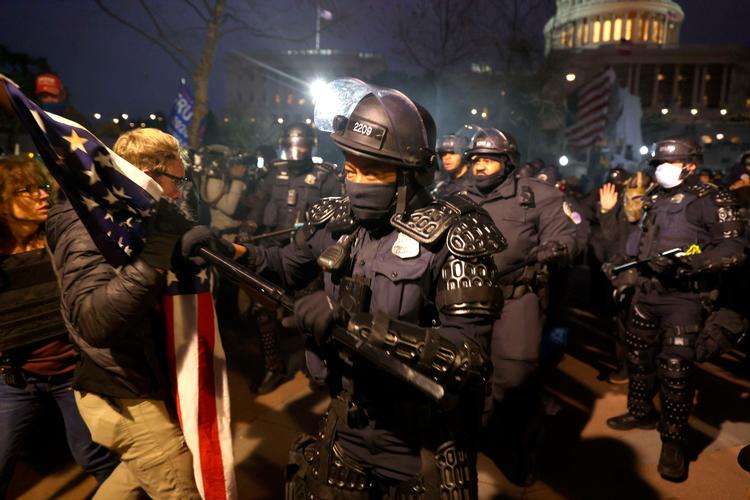 WASHINGTON, DC - JANUARY 06: Police officers in riot gear confront protesters who are gathering at the U.S. Capitol Building on January 06, 2021 in Washington, DC. Pro-Trump protesters entered the U.S. Capitol building after mass demonstrations in the nation's capital during a joint session Congress to ratify President-elect Joe Biden's 306-232 Electoral College win over President Donald Trump. Tasos Katopodis/Getty Images/AFP == FOR NEWSPAPERS, INTERNET, TELCOS &amp; TELEVISION USE ONLY == Foto: Tasos Katopodis/Ritzau Scanpix