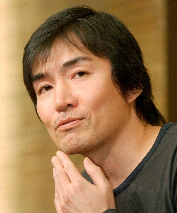 Keigo Higashino lader sig nødigt fotografere, men er her fanget ved en pressekonference i Tokyo i 2006, hvor han vandt hjemlandets prestigefyldte Naoki-pris.  Foto: Hiroki Ochimizu (arkivfoto)/Ritzau Scanpix