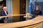 Tv-værterne Jes Dorph-Petersen og Mette Bluhme Rieck mødtes i studiet onsdag aften. Foto: Framegrab fra DR