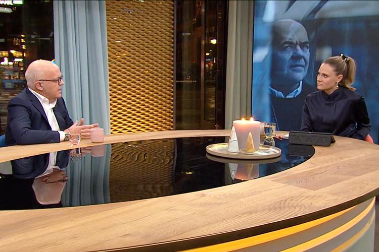 Tv-værterne Jes Dorph-Petersen og Mette Bluhme Rieck mødtes i studiet onsdag aften. Foto: Framegrab fra DR