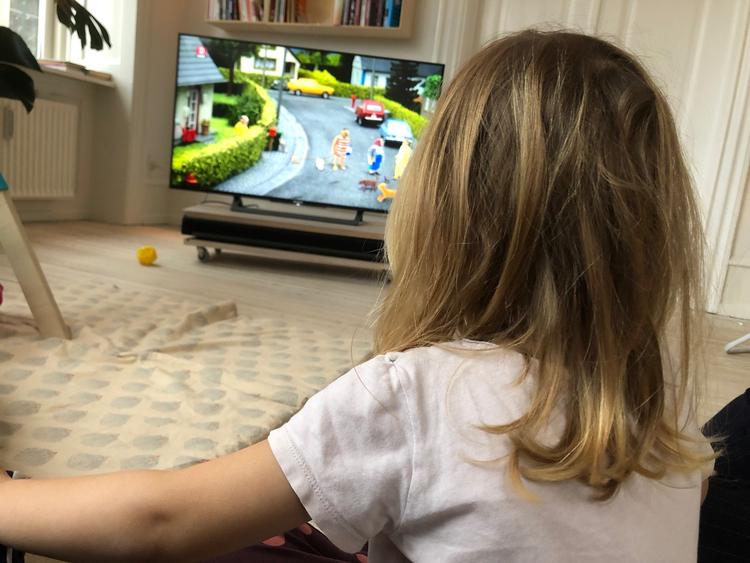 John Dillermand kan redde mange ting, f.eks. børn og balloner med sin diller. Det synes bl.a. Alba på 4 år, er sjovt.  Foto: Privat