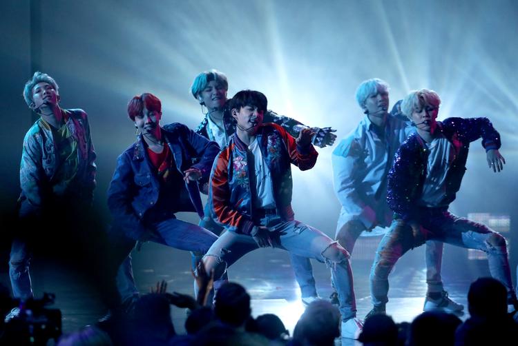 På billedet ses den succesfulde sydkoreansk drengegruppe BTS. De debuterede i 2013, og er siden blevet den største K-pop gruppe nogensinde, med en af de største fanbaser, både nationalt og internationalt. Tv-showet, som Ivanov deltog i, ville skabe et tilsvarende boyband. Foto: Matt Sayles/Ritzau Scanpix