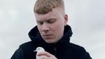 Emil Kruse er en underspillet stemme i dansk rap, og han har en særlig sans for at fortælle historier fra natten og samtidig skabe musik, man totalt kan forsvinde ind i. 