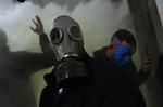 Trump-supporterne var så velforberedte, da de trængte ind i Kongressen, at nogle af dem havde gasmasker på til at modstå politiets tåregas. Konservative værter på blandt andet Fox News tror ikke på, at de var 'rigtige' Trump-tilhængere. Foto: Brendan Smialowski/Ritzau Scanpix