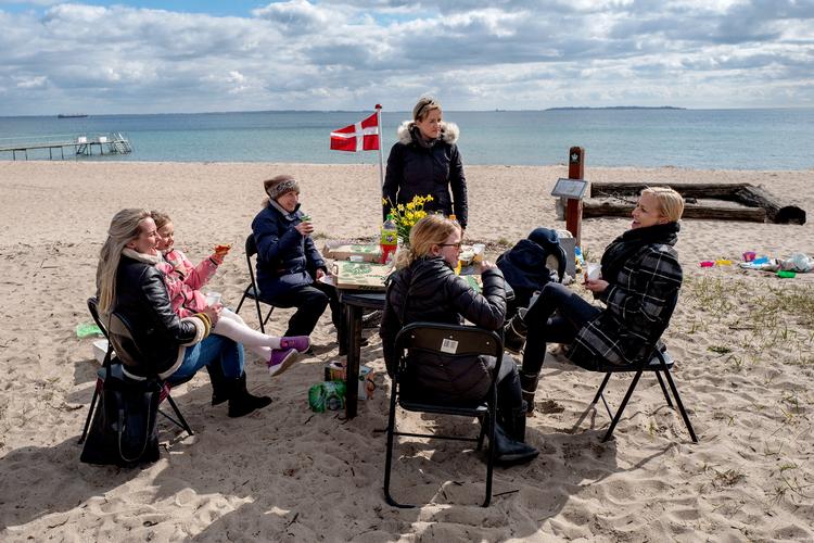 Det gælder om at holde afstand i denne coronatid og finde alternative løsninger til det, man plejer at gøre. Malene Petersen (stående) fejrer sin 35 års fødselsdag med noget af den nærmeste familie og en veninde på Espergærde strand. (Arkivfoto) Foto: Jacob Ehrbahn/POLFOTO