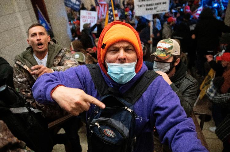 WASHINGTON, DC - JANUARY 06: A pro-Trump mob breaks into the U.S. Capitol on January 06, 2021 in Washington, DC. Congress held a joint session today to ratify President-elect Joe Biden's 306-232 Electoral College win over President Donald Trump. A group of Republican senators said they would reject the Electoral College votes of several states unless Congress appointed a commission to audit the election results. Win McNamee/Getty Images/AFP == FOR NEWSPAPERS, INTERNET, TELCOS &amp; TELEVISION USE ONLY == Foto: Win Mcnamee/Ritzau Scanpix