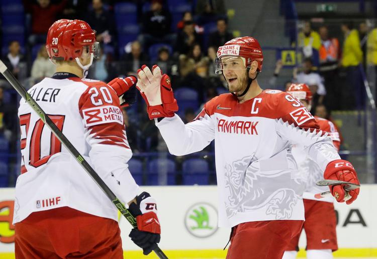 Anfører Peter Regin må meget gerne juble over flere danske VM-mål. Men helst ikke i Minsk til sommer. Danmarks Ishockey Union ser gerne VM flyttet til et andet land. Foto: David W Cerny/Ritzau Scanpix