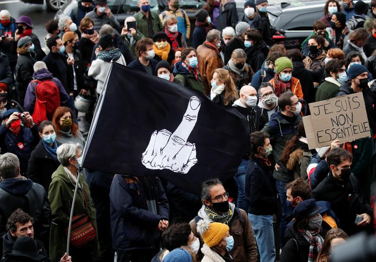 Folk fra kulturlivet og underholdningsindustrien demonstrerede i midte af december i Paris mod den fortsatte nedlukning af kulturlivet. Foto: Gonzalo Fuentes/Ritzau Scanpix