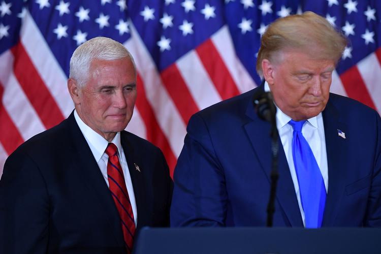 Vicepræsident Mike Pence (t.v.) er den, som kan afgøre, om Donald Trump skal fjernes. Foto: Mandel Ngan/Ritzau Scanpix