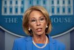     Den amerikanske uddannelsesminister, Betsy DeVos, trækker sig fra præsident Donald Trumps-regering. (arkivfoto) Foto: Jim Watson/Ritzau Scanpix