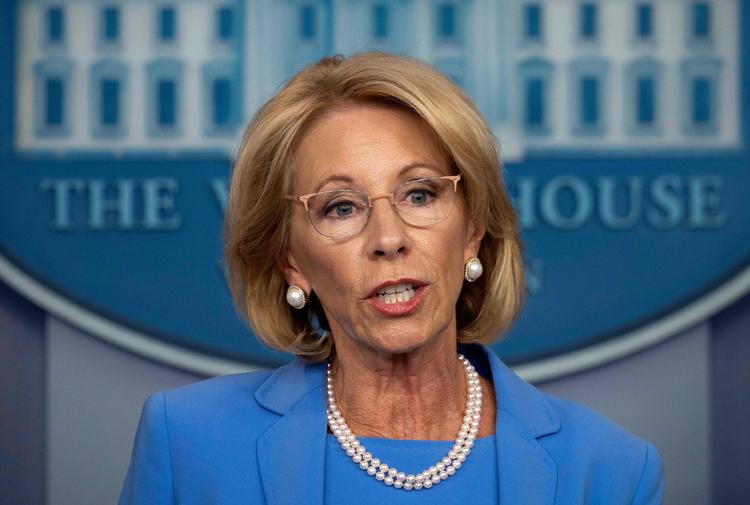     Den amerikanske uddannelsesminister, Betsy DeVos, trækker sig fra præsident Donald Trumps-regering. (arkivfoto) Foto: Jim Watson/Ritzau Scanpix