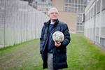 TV-vært Michael Meyerheim spillede som ung i fodboldklubben AB, der dengang den holdt til på Nørre Alle ved Østerbro. Klubhuset står der endnu og ligger lige op af en fodboldbane med kunstgræs. Foto: Valdemar Ren