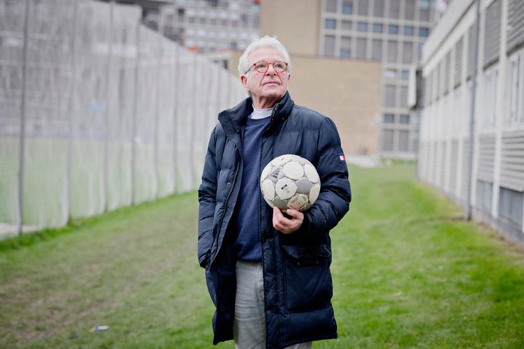 TV-vært Michael Meyerheim spillede som ung i fodboldklubben AB, der dengang den holdt til på Nørre Alle ved Østerbro. Klubhuset står der endnu og ligger lige op af en fodboldbane med kunstgræs. Foto: Valdemar Ren
